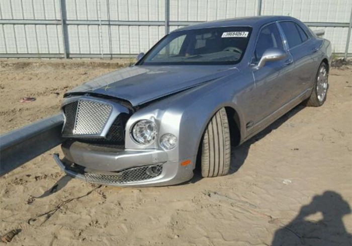 Лихач выставил на продажу прошитый ограждением Bentley