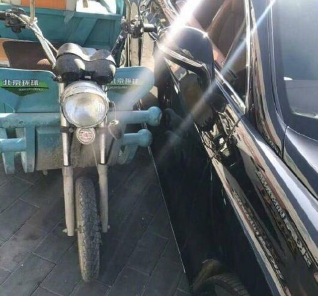Уличный торговец оставил хозяину поцарапанного Bentley пучок лука в качестве компенсации