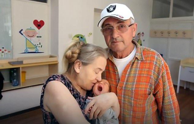 Престарелый муж бросил 60-летнюю жену сразу после рождения ребенка
