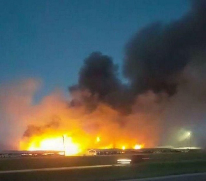 Пожар в автосалоне уничтожил полторы сотни ретромобилей