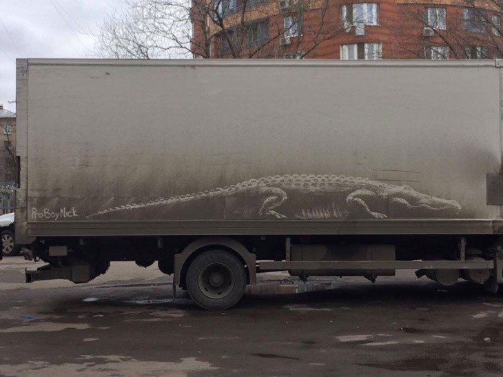 Рисунки на грязных авто от московского художника