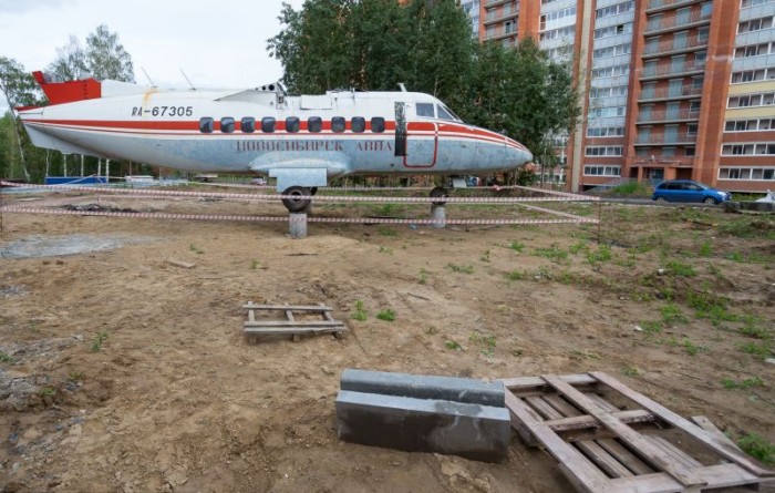 Во дворе томской многоэтажки появился самолет