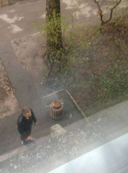 Молодняк нашел оригинальный способ пожарить шашлык без мангала