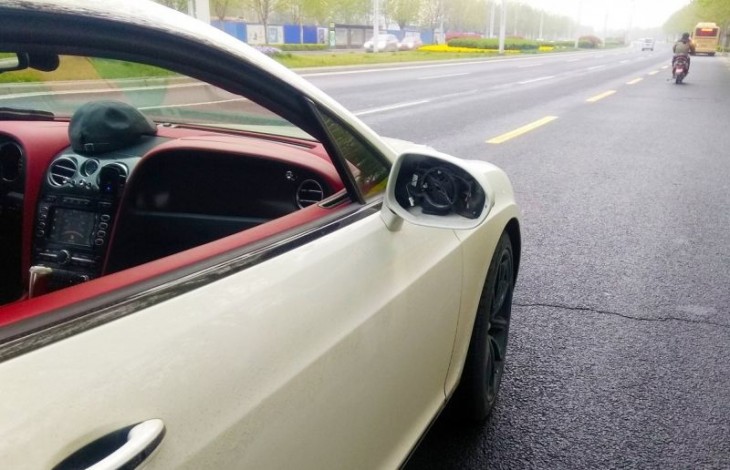 Пацана на скутере угораздило сломать зеркало заднего вида на Bentley