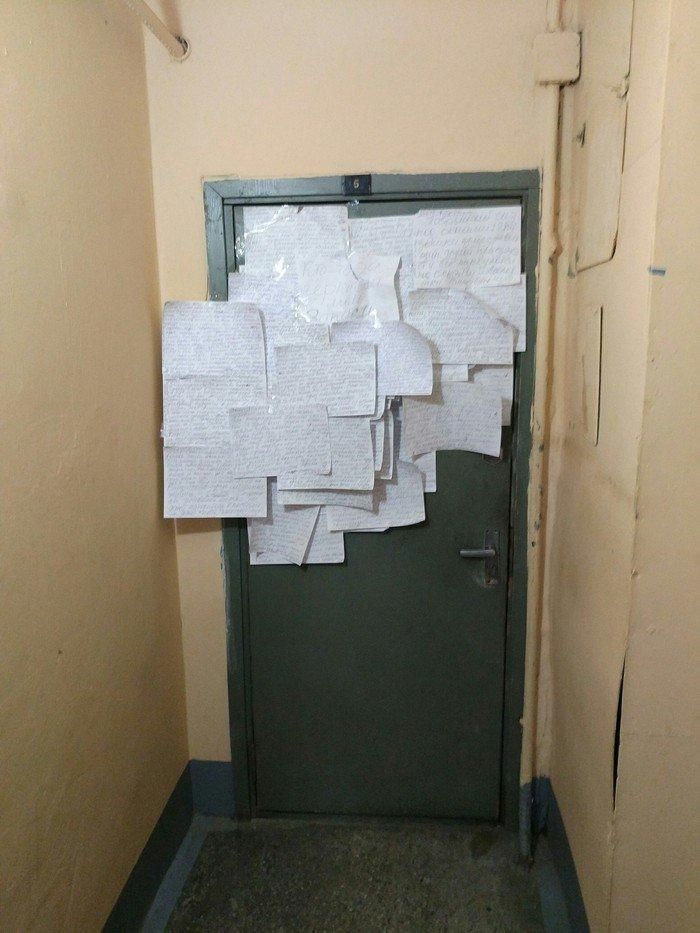 Старушка высказывает все свое недовольство на бумаге и клеит ее на двери квартиры