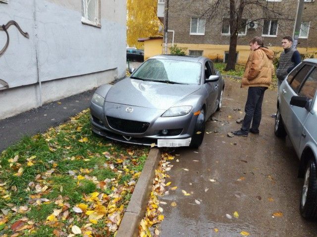 Спортивная "Мазда" пала очередной жертвой соседского гнева