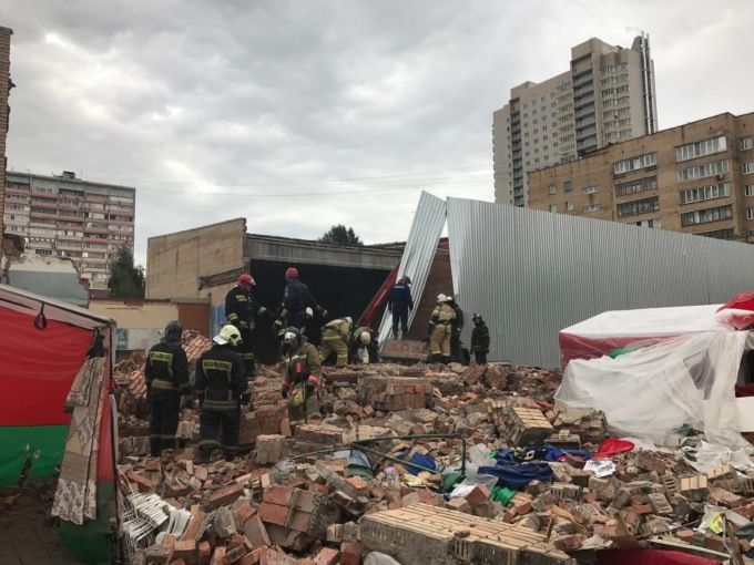 На рынке в Балашихе рухнула стена старого кинотеатра