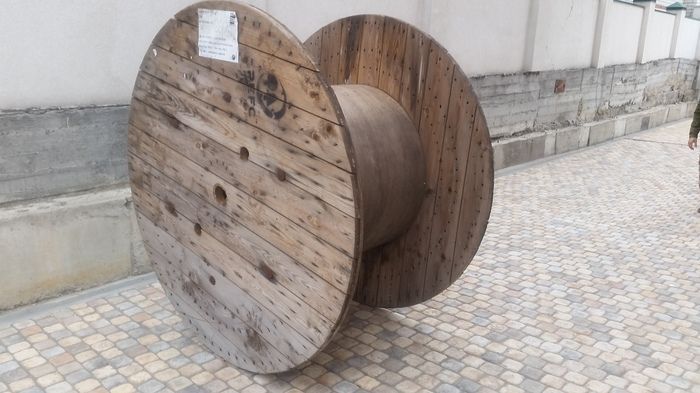 Удобный дачный столик из старой катушки для кабеля
