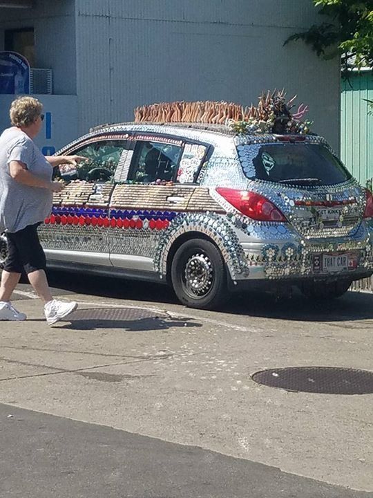 Веселенький автомобиль со скелетом в бусах на пассажирском месте