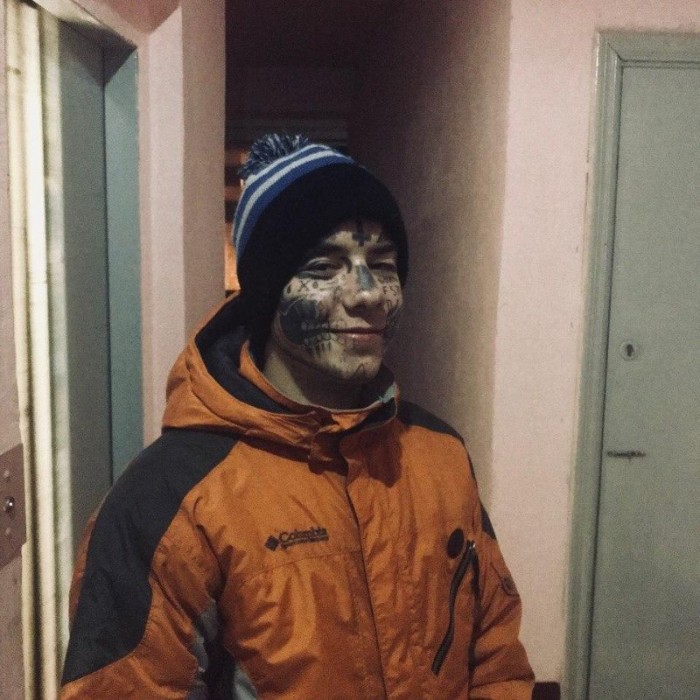 Белгородский фрик забил свое тело кривыми партаками