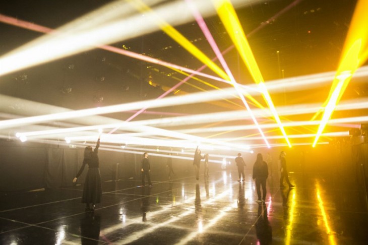Интерактивные лучи света в установке от TeamLab