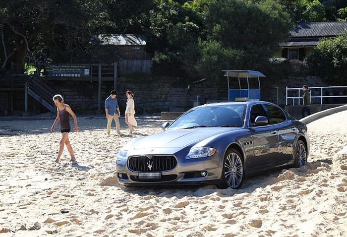 Мужик на Maserati выехал на пляж поиграть в гольф