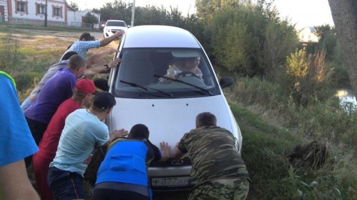 Водила в свадебном платье влетел в придорожный овраг