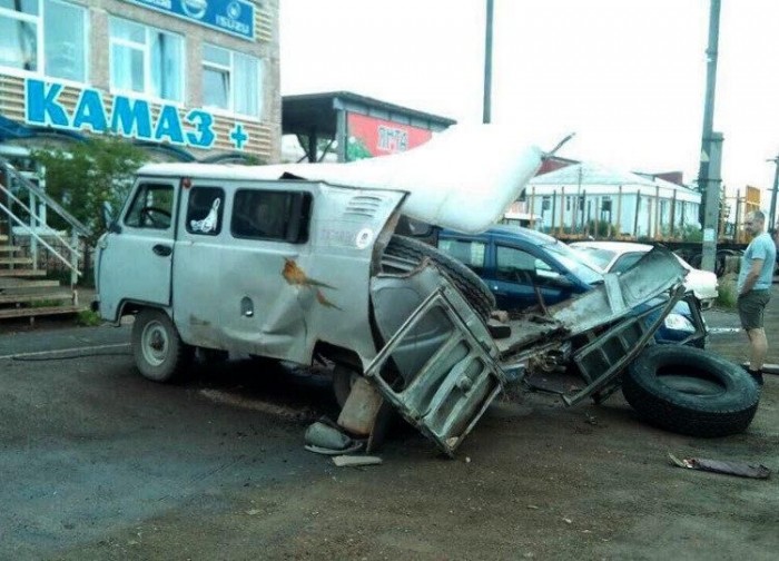 В "буханке" взорвалось колесо от грузовика