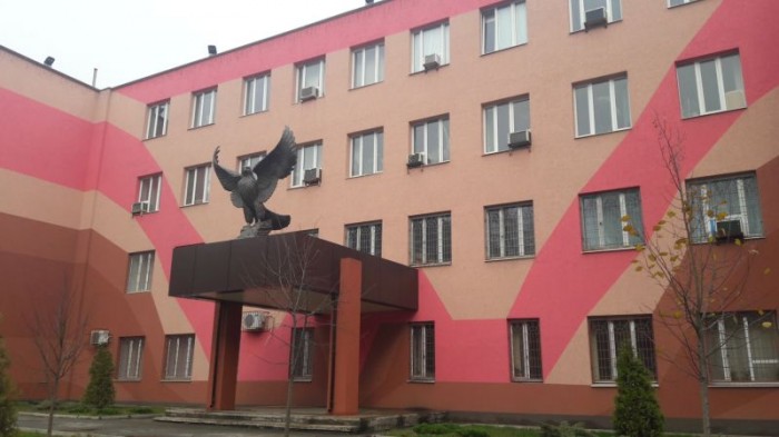 Облагороженная парадная, которая ведет в глухую стену